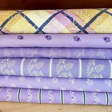 Hochwertige Trachtenstoffe und traditionelle Dirndlstoffe als Meterware lila und flieder im Chiemgauer Heimatwerk