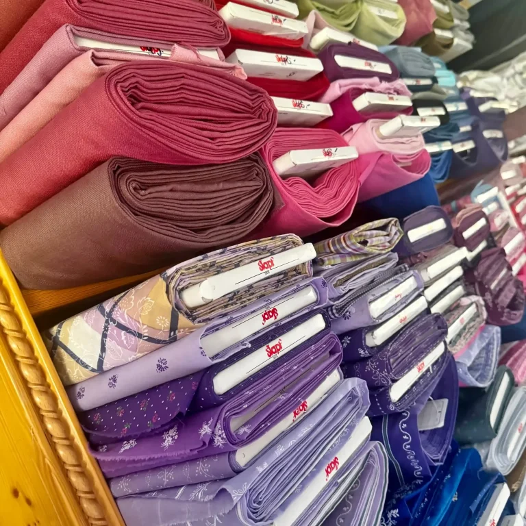 Trachtenstoffe und Dirndlstoffe als Meterware im Chiemgauer Heimatwerk kaufen