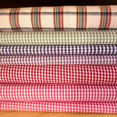 Hochwertige Trachtenstoffe und Dirndlstoffe als Meterware kariert mit kleinem Karo im Chiemgauer Heimatwerk