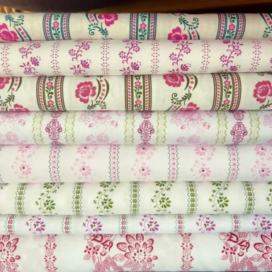 Hochwertige Trachtenstoffe und Dirndlstoffe als Meterware mit weissen Untergrund im Chiemgauer Heimatwerk