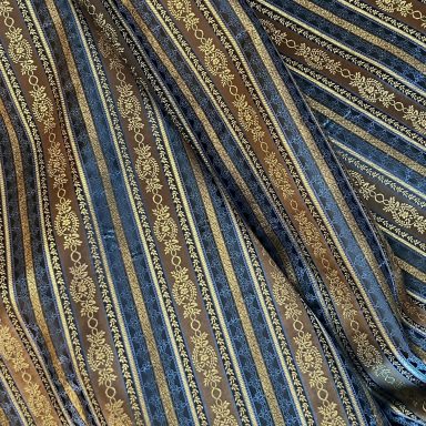 Hochwertige Trachtenstoffe und traditionelle Dirndlstoffe als Meterware aus Brokat im Chiemgauer Heimatwerk