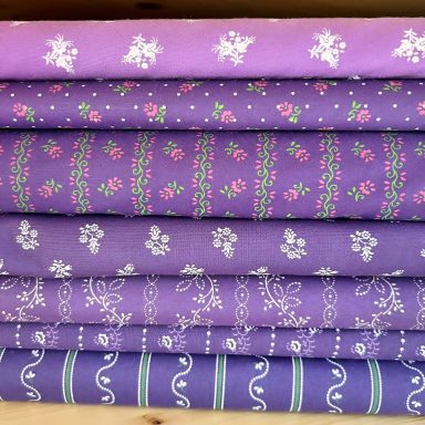 Hochwertige Trachtenstoffe und traditionelle Dirndlstoffe als Meterware lila und violett im Chiemgauer Heimatwerk