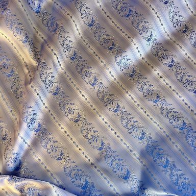 Hochwertige Trachtenstoffe und traditionelle Dirndlstoffe als Meterware aus Seide für Schürzen blau im Chiemgauer Heimatwerk