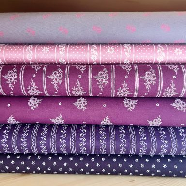 Hochwertige Trachtenstoffe und Dirndlstoffe als Meterware beere mit traditionellen Mustern im Chiemgauer Heimatwerk