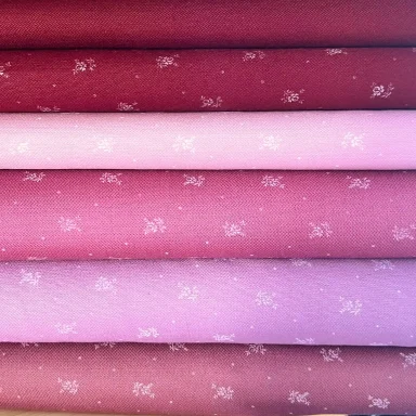 Hochwertige Trachtenstoffe und Dirndlstoffe als Meterware rosenholz und burgund mit Streublümchen im Chiemgauer Heimatwerk